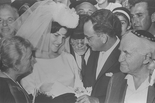 1963 | נושא לאישה את אופירה ארז